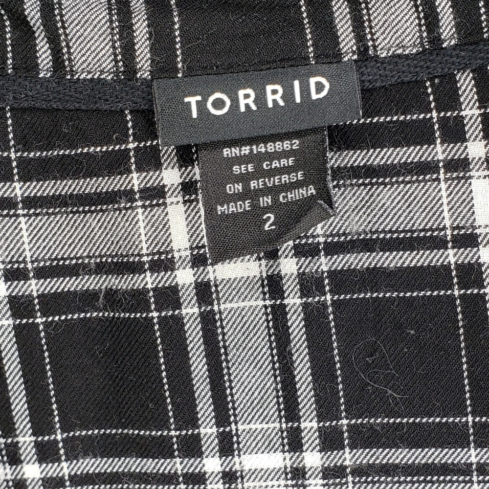 Torrid Black & White soft flannel size 2